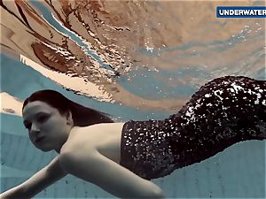 displaying bright tits underwater makes everyone horny